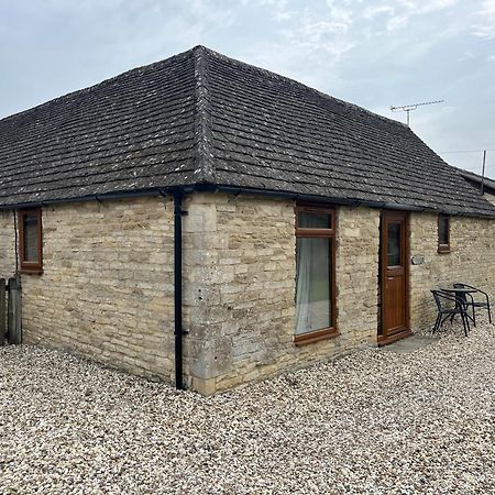 סירנססטר Tupenny Cottage, Old Mill Farm, Cotswold Water Park מראה חיצוני תמונה
