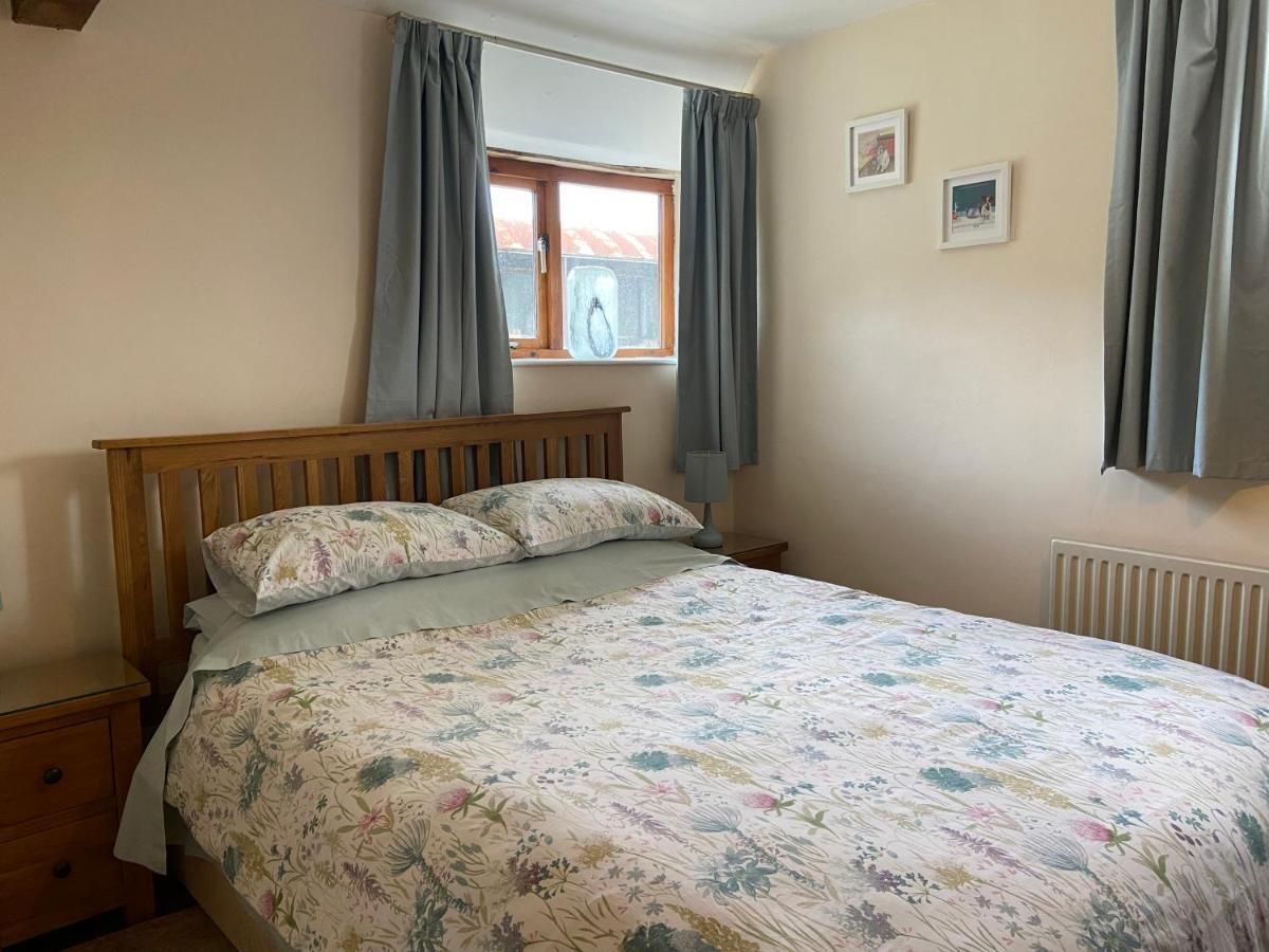 סירנססטר Tupenny Cottage, Old Mill Farm, Cotswold Water Park מראה חיצוני תמונה