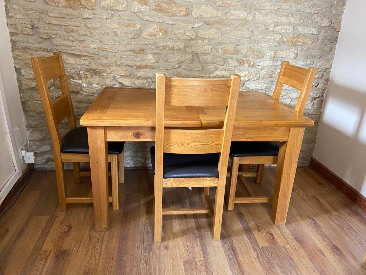 סירנססטר Tupenny Cottage, Old Mill Farm, Cotswold Water Park מראה חיצוני תמונה