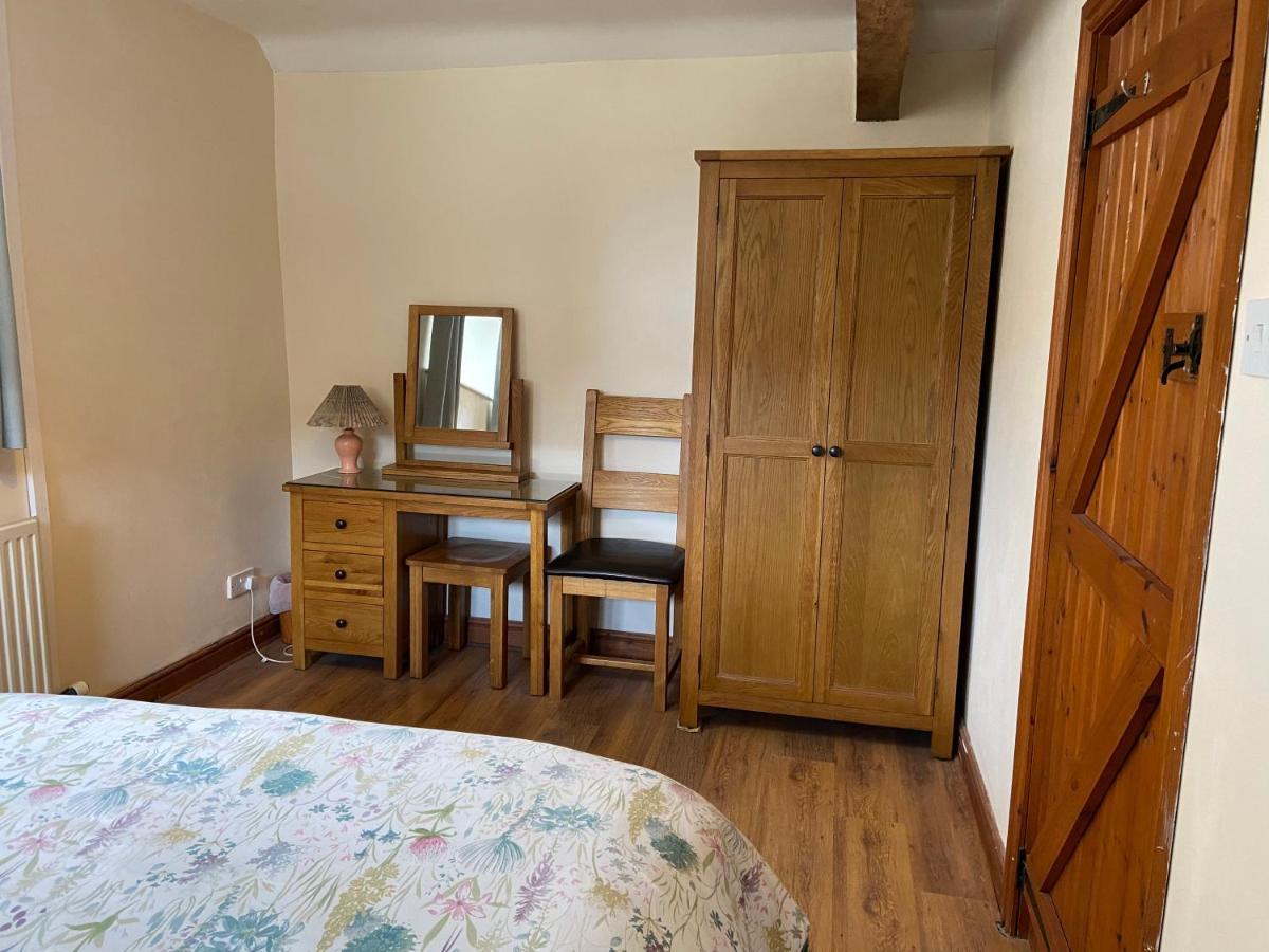 סירנססטר Tupenny Cottage, Old Mill Farm, Cotswold Water Park מראה חיצוני תמונה