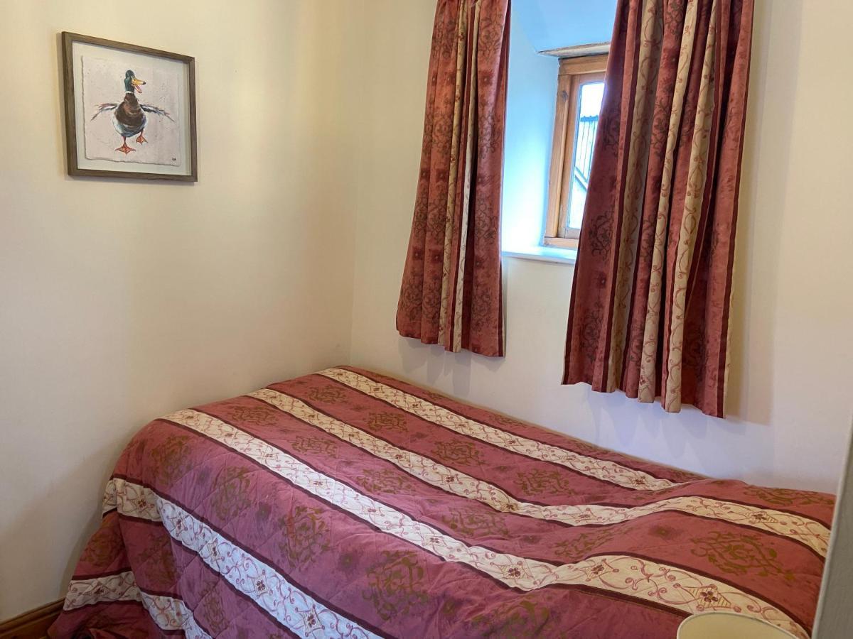 סירנססטר Tupenny Cottage, Old Mill Farm, Cotswold Water Park מראה חיצוני תמונה