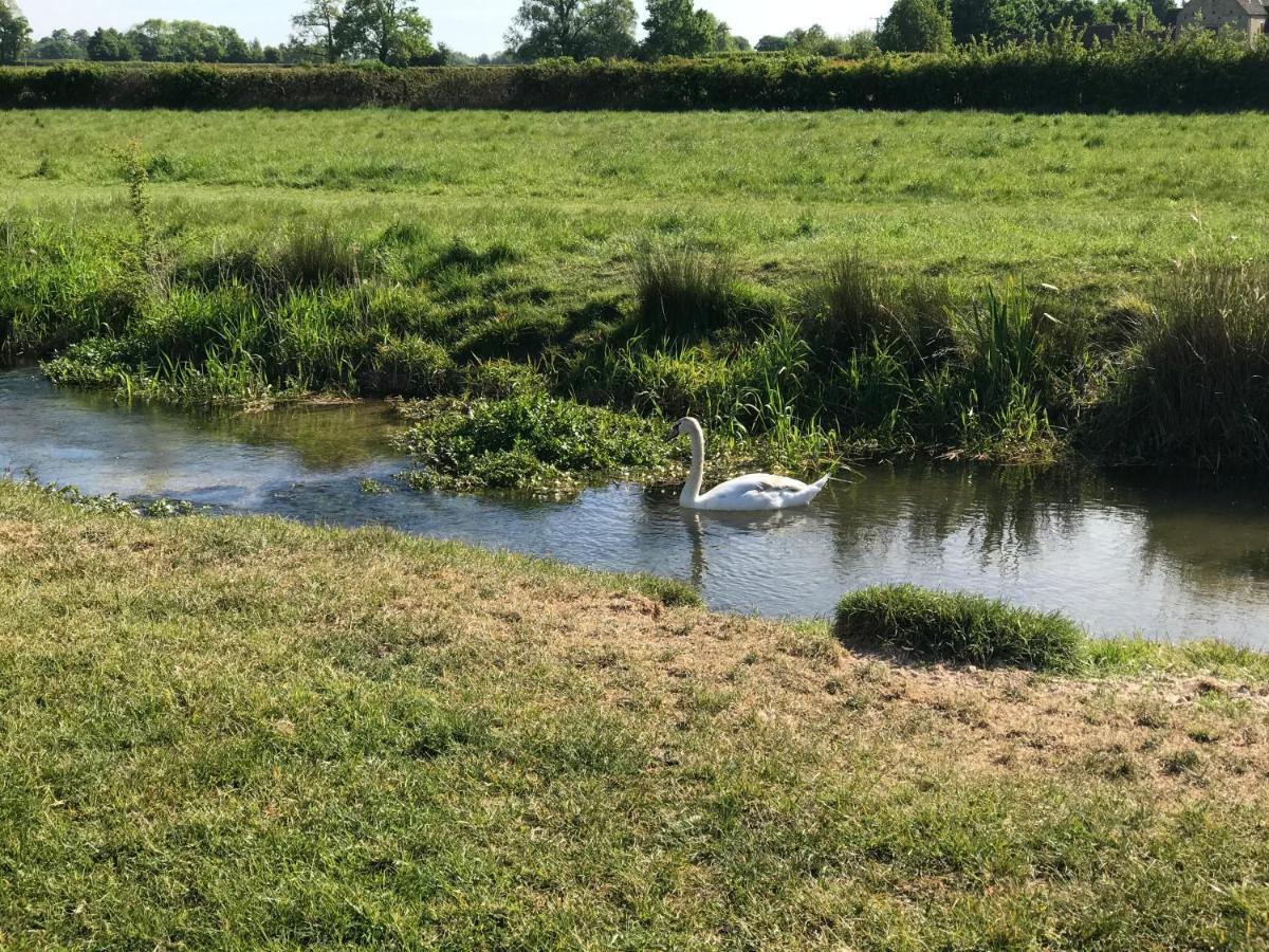 סירנססטר Tupenny Cottage, Old Mill Farm, Cotswold Water Park מראה חיצוני תמונה