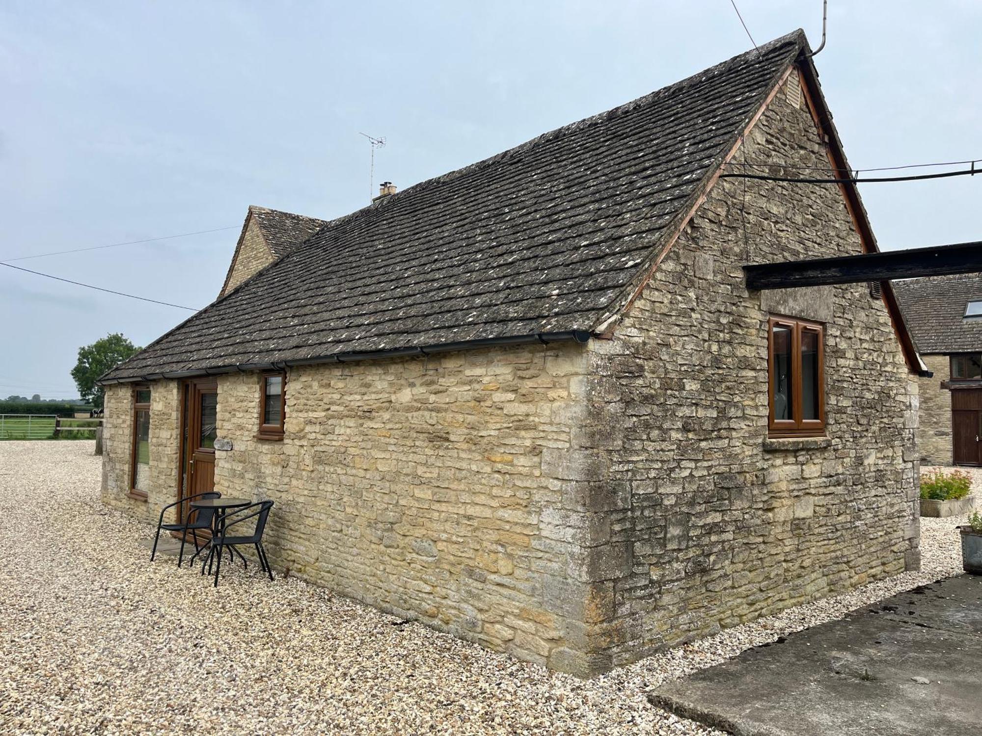 סירנססטר Tupenny Cottage, Old Mill Farm, Cotswold Water Park מראה חיצוני תמונה