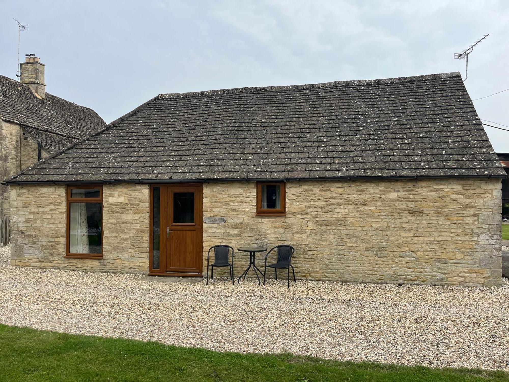 סירנססטר Tupenny Cottage, Old Mill Farm, Cotswold Water Park מראה חיצוני תמונה